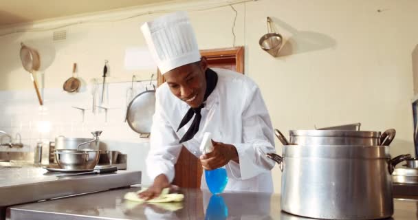 厨师清洗工作表面 — 图库视频影像