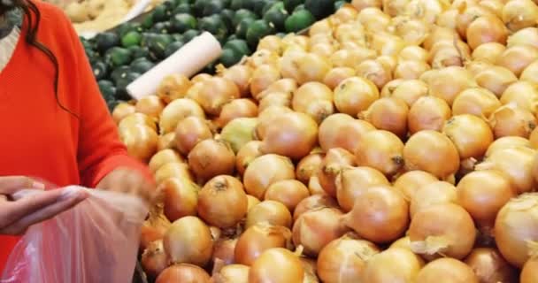 Mujer comprando cebolla — Vídeo de stock