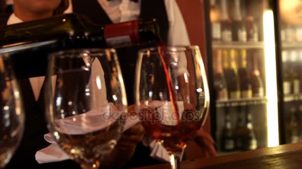 Официантка наливает красное вино — стоковое видео