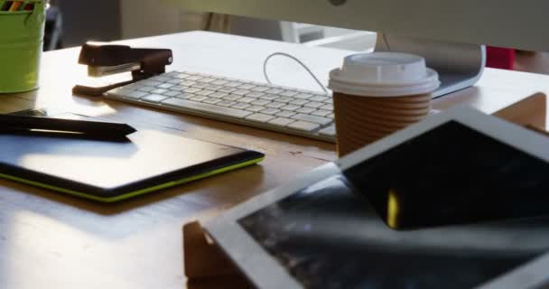 Tablet digital e tablet gráfico em uma mesa — Vídeo de Stock