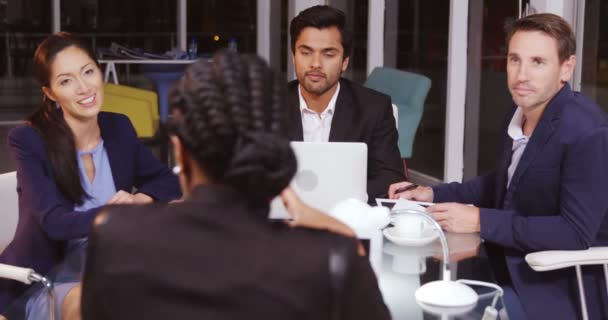 Mensen uit het bedrijfsleven interactie met elkaar — Stockvideo