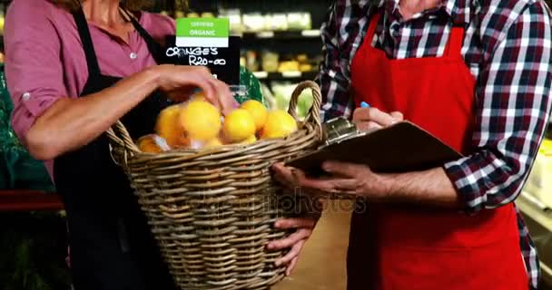 Pessoal mantendo registro de frutas — Vídeo de Stock