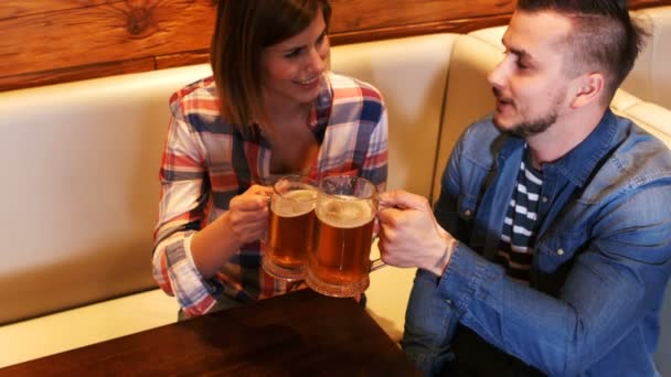 Paar roosteren een glazen bier — Stockvideo