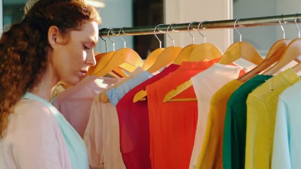 Mulher escolhendo roupas — Vídeo de Stock