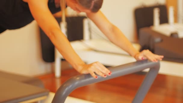 Mujer haciendo ejercicio en el equipo de gimnasio — Vídeos de Stock