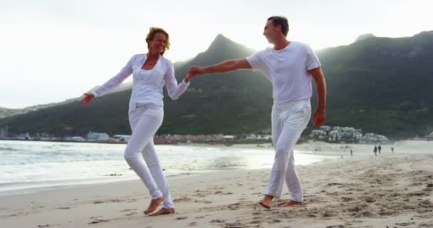 Casal maduro juntos na praia — Vídeo de Stock