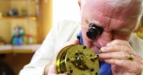 Horologista reparar um relógio — Vídeo de Stock