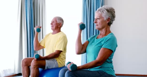 Idosos exercendo com halteres — Vídeo de Stock