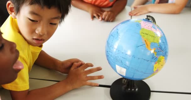 School kids with globe — Stock Video