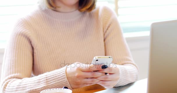 Жінка обмін текстовими повідомленнями — стокове відео