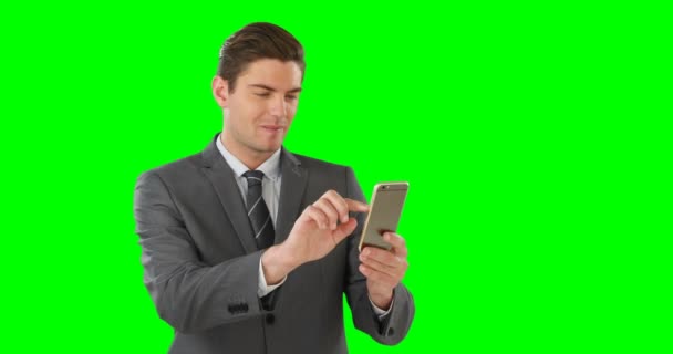 Бизнесмен с помощью мобильного телефона — стоковое видео