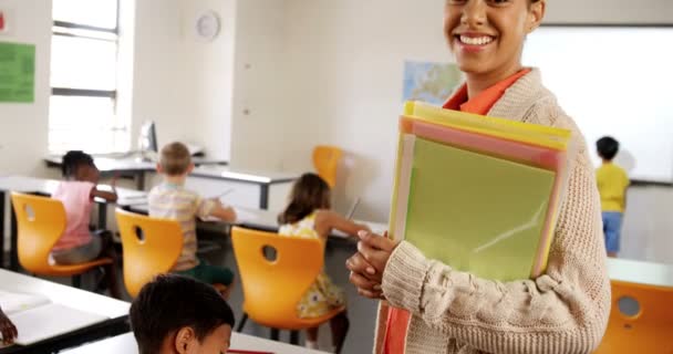 Profesor de escuela de pie en el aula — Vídeos de Stock