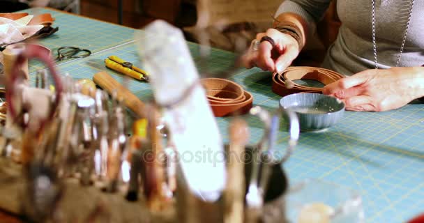 Craftswoman preparando cinto de couro — Vídeo de Stock