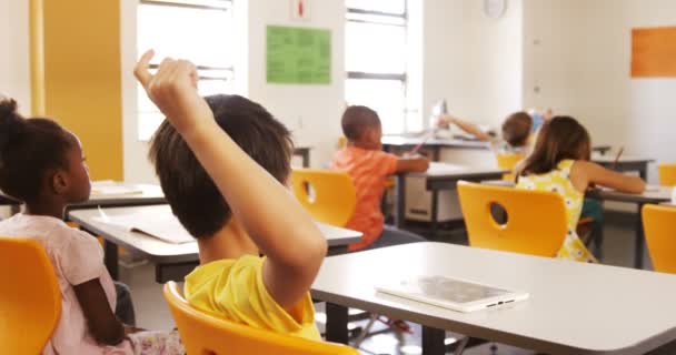 Crianças da escola levantando as mãos — Vídeo de Stock