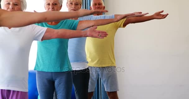 Trainer unterstützt Senioren beim Yoga — Stockvideo