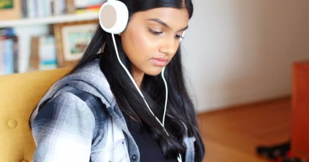 Mujer escuchando música con auriculares — Vídeo de stock