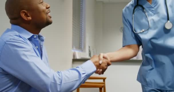 Доктор пожимает руку пациенту — стоковое видео