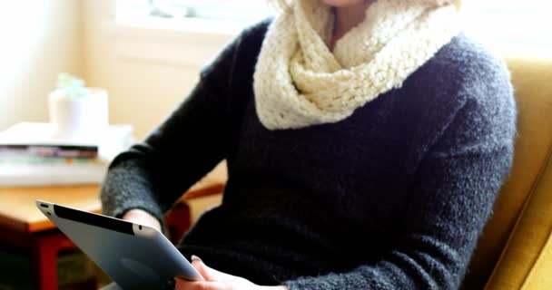 Kobieta stosująca tablet cyfrowy — Wideo stockowe
