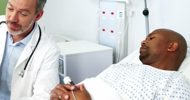 Doctor discutiendo rayos X con el paciente — Vídeos de Stock