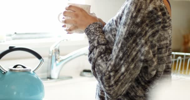 Frau beim Kaffeetrinken — Stockvideo