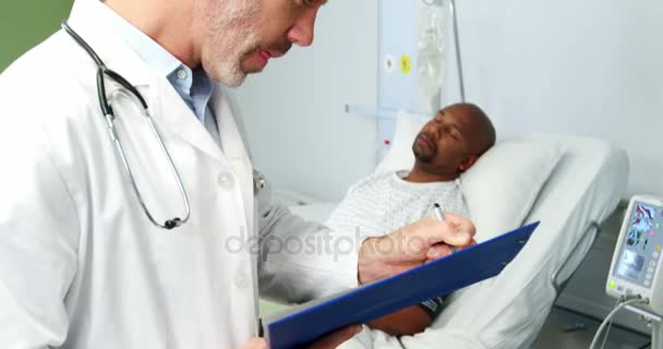 男性医師の笑みを浮かべてください。 — ストック動画