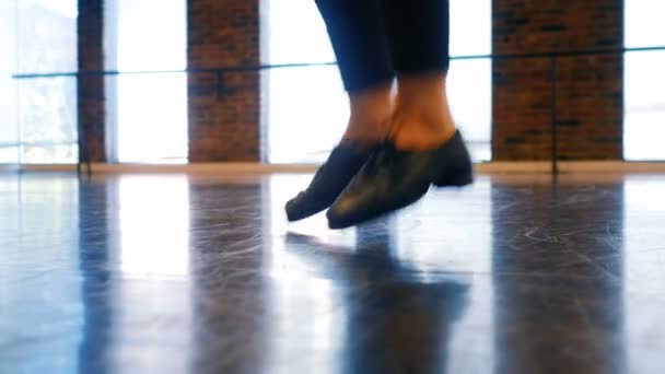 芭蕾舞女演员在工作室练习 — 图库视频影像