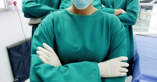 Хирурги и медсестра стоят со скрещенными руками — стоковое видео