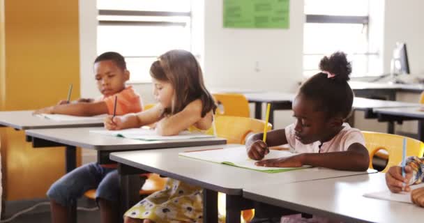 Crianças da escola estudando em sala de aula — Vídeo de Stock