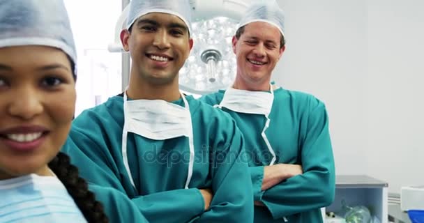 Kirurger och sjuksköterska står med armarna korsade — Stockvideo
