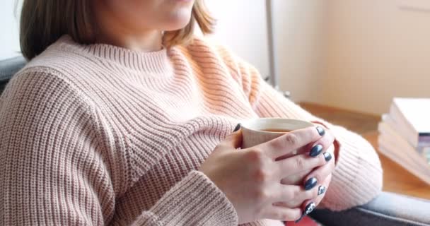 女人喝杯咖啡 — 图库视频影像