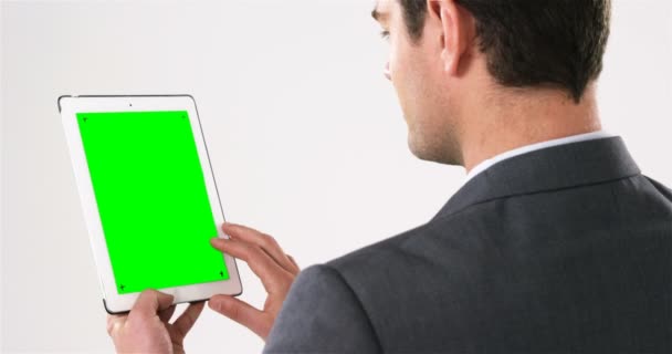 Zakenman die digitale tablet gebruikt — Stockvideo