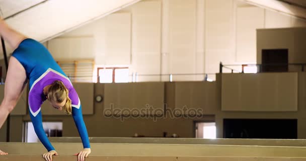 Gimnasta practicando una gimnasia — Vídeo de stock