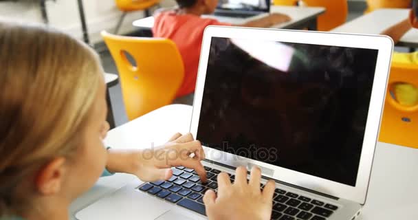Mädchen benutzt Laptop im Klassenzimmer — Stockvideo