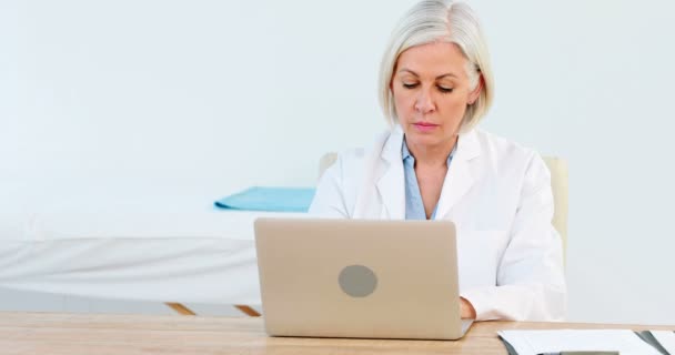 Médico femenino usando computadora portátil — Vídeo de stock