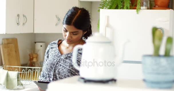 Mujer usando tableta digital — Vídeo de stock