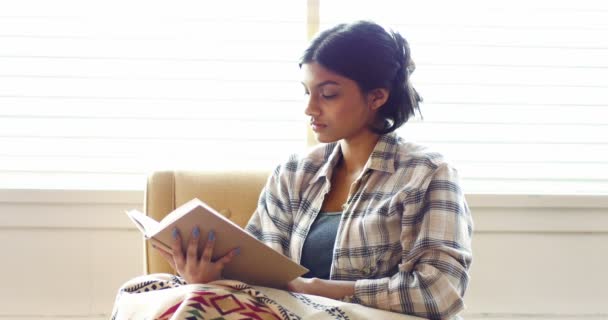 Mujer leyendo una novela — Vídeos de Stock