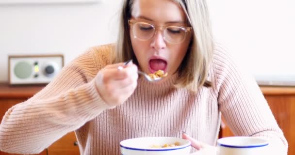 Mujer desayunando — Vídeos de Stock