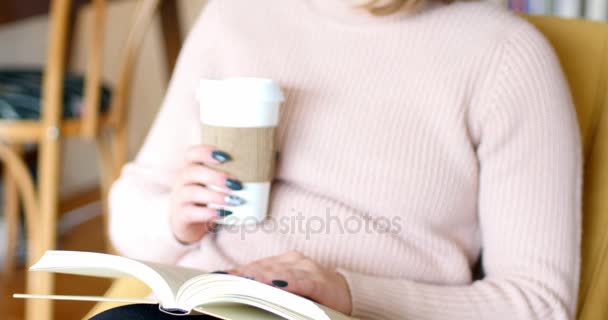 Vrouw leest een boek — Stockvideo