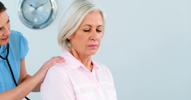 Female doctor examining a patient — Stock Video