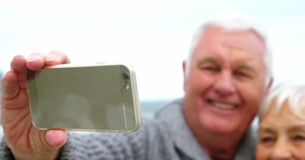 Äldre par med en selfie — Stockvideo
