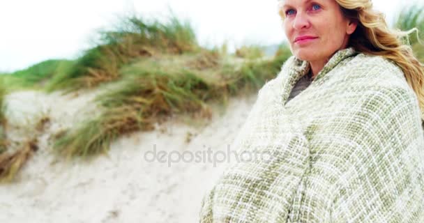 Mature woman in shawl feeling cold — Stock Video