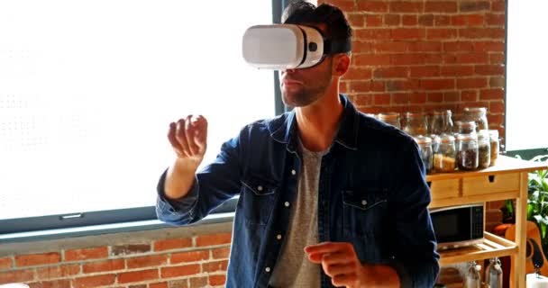 Homme utilisant des lunettes virtuelles — Video