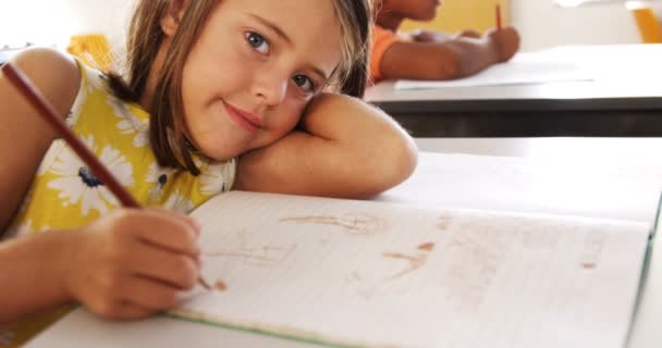 Ragazza studiando in classe — Video Stock