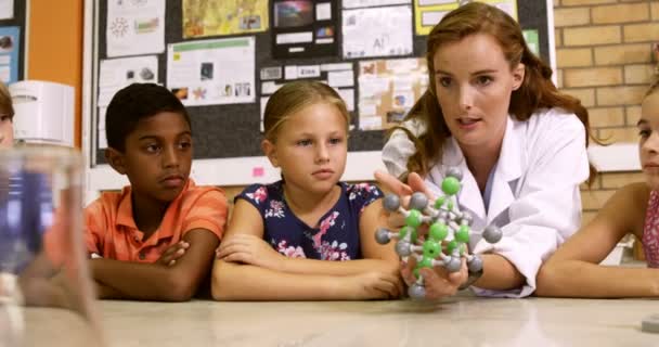 Leraar een kinderen uitleg over moleculair model — Stockvideo