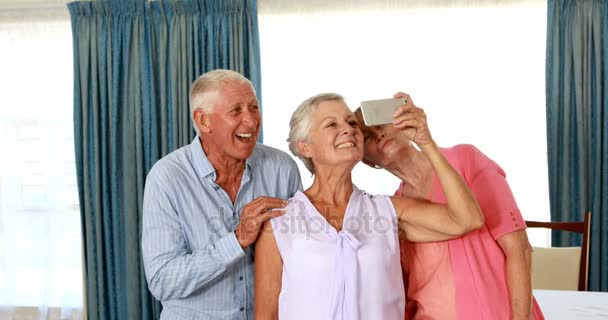 Senior citizen selfie nemen op telefoon — Stockvideo