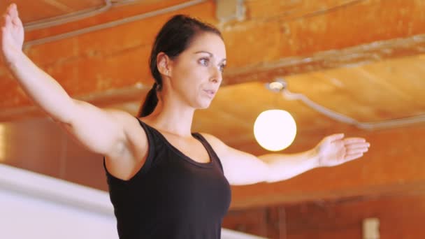 Kadın germe egzersiz gerçekleştirme — Stok video