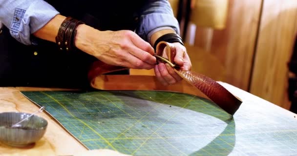 Craftswoman fazendo cinto de couro — Vídeo de Stock