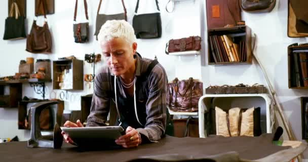 Craftswoman usando tablet digital — Vídeo de Stock