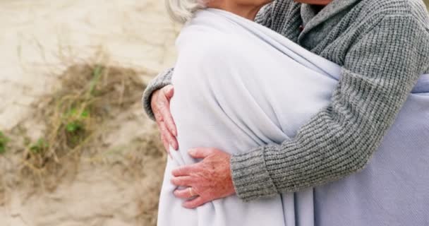 Старший мужчина целует старшую женщину — стоковое видео