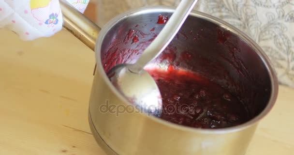 Donna anziana preparare marmellata — Video Stock